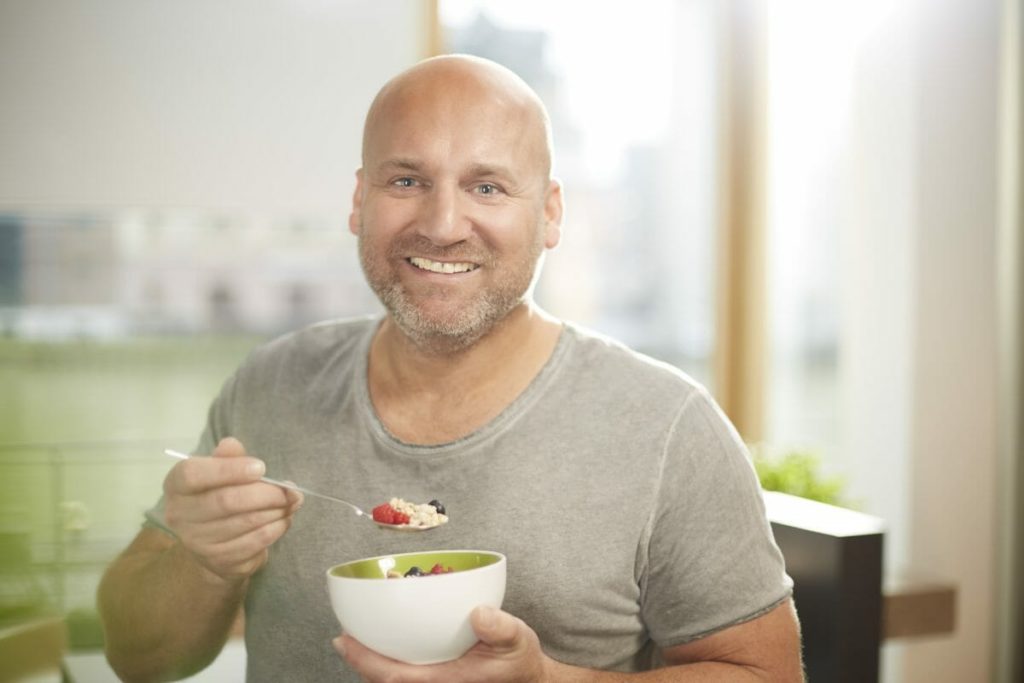 Marcus Reich isst BasenBrei mit basenbildendem Obst.